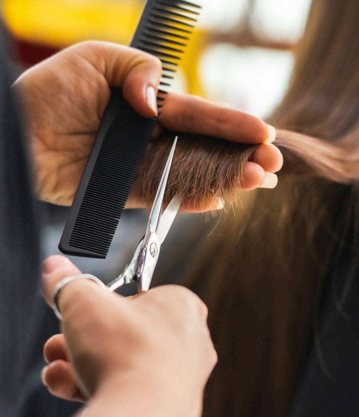 WOMAN HAIRCUT